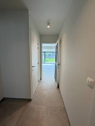 Ligging: <br />Dit nieuwbouw gelijkvloers appartement is nabij het centrum gelegen. Hierdoor zijn alle faciliteiten op korte afstand terug te vinden (scholen, winkels, openbaar vervoer). <br /><br />Beschrijving: <br />Het appartement bestaat uit: <br />- Inkomhal met een apart toilet.<br />- Ruime leefruimte met zicht op de prachtige tuin<br />- Open keuken, volledig uitgerust met alle toestellen<br />- Badkamer met lavabo, badkamermeubel en douche<br />- 2 slaapkamers<br />- Berging <br />- Grote tuin<br />- Gemeenschappelijke buitenberging<br />- Verwarming en koeling via Klimaatplafonds<br /><br />Extra: <br />- Onmiddellijk beschikbaar!<br />- De huurprijs bedraagt 1150 euro/maand<br />- Gunstig EPC-Label B<br /><br />Uitsluitend via onze website www.vastengoed.be kan u een bezichtiging inplannen op de vooropgestelde bezoekmomenten. Voor andere vragen kan u het kantoor bereiken op het nummer 014 72 73 74