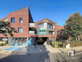 <p><span>Bent u op zoek naar een recent, instapklaar appartement op een rustige locatie maar toch vlakbij het centrum van Diest? Dan is dit appartement op de eerste verdieping uit 2019 zeker een bezoek waard.<br />U woont hier in een rustige omgeving met verschillende wandelpaden vlakbij. Tegelijk bevinden winkels, scholen en het station zich op korte afstand. <br />Dankzij de vlotte aansluiting op de belangrijkste invalswegen en autosnelwegen bereikt u bovendien snel omliggende steden en gemeenten.</span></p><p><span>De indeling is als volgt: We komen binnen in de inkomhal met apart toilet en gaan vervolgens rechts naar de woonkamer met open, ingerichte keuken. <br />Via het grote schuifraam bereiken we het terras aan de voorzijde, ideaal om te genieten van het zonnetje. <br />De hal geeft verder toegang tot de badkamer met inloopdouche en dubbele wastafel in meubel, 2 slaapkamers en een compacte berging.<br />In de kelderverdieping vinden we een autostaanplaats en een berging.</span></p><p><span>Hier wat troeven op een rij:</span><span><br />- </span><span>Recent appartement uit 2019</span><span><br />- </span><span>Energiezuinig (75 kWh/m² = A-label) en comfortabel wonen<br />- Elektrische keuring conform<br />- Afgesloten fietsenstallingen en liften in het gebouw<br />- Ondergrondse autostaanplaats en aparte kelderberging zijn in de prijs inbegrepen </span><span><br />- </span><span>Rustige ligging net buiten de stadskern van Diest</span><span><br />- </span><span>Wandelpaden in de directe omgeving</span><span><br />- </span><span>Vlotte verbinding naar winkels, scholen, station en autosnelwegen</span></p><p><span>Interesse?</span><span> <br /></span><span>Dit appartement is ideaal voor wie op zoek is naar een direct bewoonbaar en energiezuinig appartement op een rustige maar centrale locatie in Diest.</span><span><br /></span><span>Neem gerust contact op met Immo Diest voor meer informatie of een bezoek ter plaatse via <span>nathalie@immodiest.be</span></span><span> of telefonisch op 013 31 25 22.</span></p><p><span>We helpen je met een glimlach verder op zoek naar jouw nieuwe thuis.</span></p><p><span>In afwachting van het bezoek kan u alvast de virtuele tour bekijken. </span></p><p><span> </span></p><p><span> </span></p>