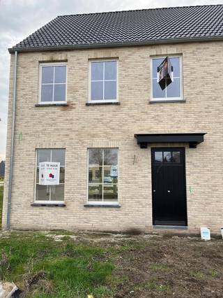 Nieuwbouwwoning (halfopen bebouwing) omvat inkomhal met gastentoilet, woonkamer met open ingerichte keuken, berging/wasplaats,...