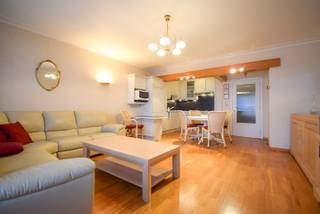 Wakker worden met de zeebries en genieten van het strand voor de deur? Dit ruime appartement op de zeedijk van Middelkerke combineert een...