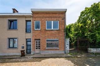 <p><span><strong>Te renoveren woning met 3 slaapkamers, stadstuin en veel potentieel.</strong></span></p><p><span>Deze ruime woning biedt een uitstekende basis voor wie op zoek is naar een renovatieproject met mogelijkheden. Dankzij de praktische indeling, drie slaapkamers en de aangename stadstuin kan je hier een woning creëren die volledig aansluit bij jouw eigen wensen en woonstijl. Gelegen in een rustige woonomgeving en op korte afstand van dagelijkse voorzieningen.</span></p><p><span><strong>Indeling:</strong> inkomhal, ruime leefruimte met toegang tot het terras, keuken, badkamer, apart toilet en berging. Op de eerste verdieping bevinden zich twee slaapkamers. De tweede verdieping omvat een derde slaapkamer en een aparte bureauruimte, ideaal als thuiswerkplek, hobbyruimte of extra polyvalente kamer.</span></p><p><span>De woning biedt verschillende mogelijkheden voor wie graag de handen uit de mouwen steekt en een eigendom wil vernieuwen volgens eigen smaak en budget.</span></p><p><span>Te koop via Immo Beguin, jouw vastgoedexpert sinds 2009.</span></p><p><span>✉️ </span><span>emmy@immobeguin.be</span></p>
