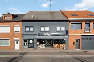 <p><span>Gerenoveerd (2021) handelspand van 206 m² met een te renoveren bovenliggend appartement (124 m²) met 2 slaapkamers gelegen te Beringen.</span></p><p><span> </span></p><p><span>Belangrijkste troeven:</span></p><p><span>- Centrale ligging</span></p><p><span> </span></p><p><span>Handelspand:</span></p><p><span>- EPC label A, airco's</span></p><p><span>- Momenteel verhuurd</span></p><p><span>- Tuin met nieuwe tuinkamer</span></p><p><span> </span></p><p><span>Appartement:</span></p><p><span>- Volledig te renoveren, EPC label F</span></p><p><span>- 2 slaapkamers</span></p><p><span> </span></p><p><span>Bekijk zeker ook de foto's en de grondplannen met de afmetingen. Zo krijgt u van thuis uit al een perfect beeld van wat deze woning te bieden heeft!</span></p><p><span> </span></p><p><span>Wenst u meer info of een vrijblijvende bezichtiging, contacteer dan ons kantoor op het nummer 011 85 15 15 en wij helpen u graag verder.</span></p>