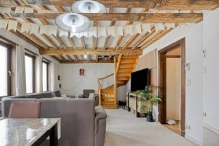 Bent u op zoek naar een investering of een karaktervolle gezinswoning op een uiterst centrale locatie in Gent? Deze charmante stadswoning te koop in de levendige Sleepstraat is ideaal voor u. Met een bewoonbare oppervlakte van 100 m² is dit pand momenteel optimaal ingedeeld en verhuurd als een appartement en een studio. Dit maakt het de ideale opportuniteit voor wie op zoek is naar een stabiele opbrengsteigendom.Wat dit eigendom echter écht uniek maakt, is het enorme potentieel naar de toekomst toe. Met enkele gerichte aanpassingen vormt is er zich een mogelijkheid om dit pand om te vormen tot een gezellige, volwaardige gezinswoning. De indeling leent zich perfect tot het creëren van een open leefruimte met keuken, terwijl de bovenliggende verdiepingen ruimte bieden voor meerdere volwaardige slaapkamers en een comfortabele badkamer.De locatie is een absolute troef: gelegen in de Sleepstraat bevindt u zich te midden van een buurt met winkels, openbaar vervoer en gezellige eetgelegenheden, en dat alles op wandelafstand van het historische centrum van Gent. Of u nu kiest voor de onmiddellijke huuropbrengsten of er uw eigen woning van maakt; de flexibiliteit van dit pand is een zeldzame troef. Troeven:- Nabij stadscentrum- Veel mogelijkheden Interesse? Contacteer ons voor een bezoek ter plaatse. Bestuursmaatregelen in het maatregelenregister: nee