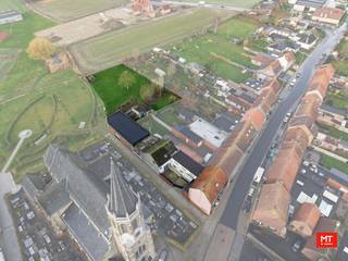 In het hart van de landelijke parochie Zandvoorde vinden we dit ruime gebouw. Het bestaat momenteel uit een handelsruimte, een privé-gedeelte en...