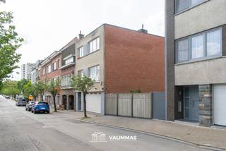VALIMMAS verkoopt te Zellik deze welgelegen grond in woongebied. Na het bekomen van een geldige omgevingsvergunning geschikt voor een kleinschalig project of dubbelwoonst... 
Ideaal georiënteerd naar het zuid-zuidwesten.   

	niet gelegen binnen de grenzen van een goedgekeurde verkavelingsvergunning of BPA
	voor een gesloten bebouwing met residentieel karakter
	gabariet aan te sluiten op de aanpalende gebouwen, gelijkvloers en twee verdiepingen 
	inplanting gelijkvloers: ± 7,50 x 15m = 112m²
	gemeentelijke parkeerverordening van toepassing 
Bovenstaande inlichtingen steeds onder voorbehoud van het bekomen van een geldige omgevingsvergunning.