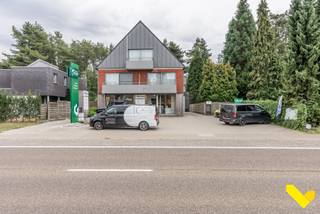 Ruime hal voorzien van hoge automatische poort.Ruime hal met een bruikbare oppervlakte van 104m² voorzien van hoge automatische poort en plateau voor...