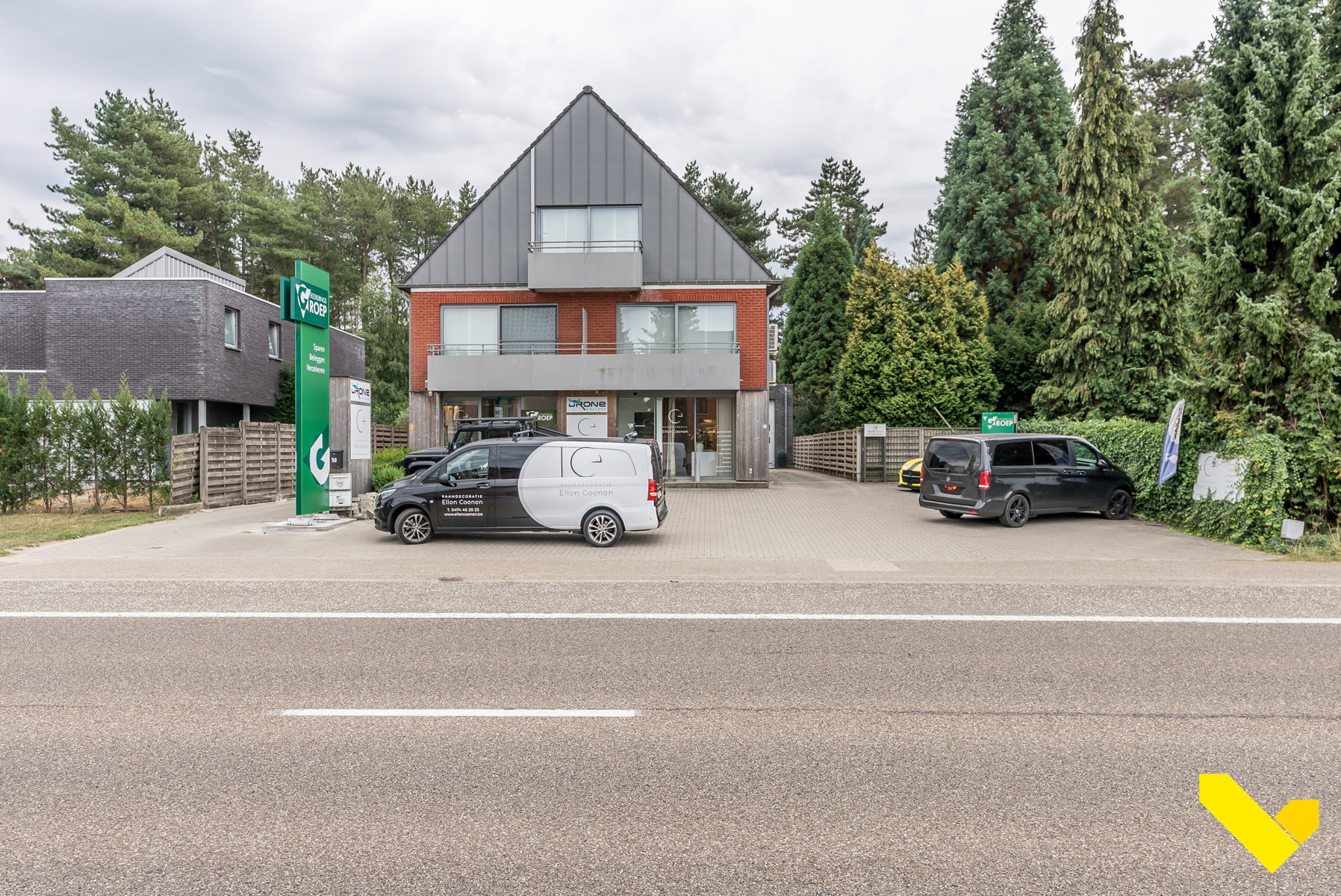 Ruime hal voorzien van hoge automatische poort. - foto 1