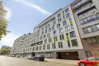 Op zoek naar een interessante vastgoedinvestering met een aantrekkelijk verhuurpotentieel? Deze goed gelegen studentenkamer in Brussel biedt een interessante combinatie van locatie, comfort en investeringsmogelijkheden.<br /><br />Brussel is een belangrijke Belgische studentenstad met een grote en diverse studentenpopulatie. De studentenkamer bevindt zich in een recent gebouw dat werd ontworpen met het comfort van studenten in gedachten en beschikt over moderne faciliteiten en voorzieningen. <br /><br />Dankzij de gunstige ligging, nabij het openbaar vervoer en op korte afstand van het centrum van Brussel, is de locatie bijzonder praktisch voor studenten. Universiteiten, hogescholen, winkels, horeca en andere voorzieningen zijn vlot bereikbaar.<br /><br />De combinatie van een moderne residentie, een strategische ligging en de blijvende vraag naar kwalitatieve studentenhuisvesting maakt dit vastgoed een interessante optie voor wie wil investeren in residentieel vastgoed met verhuurpotentieel.<br /><br />Gemeubelde studentenkamer met eigen sanitair en fietsstalling.<br /><br />Een investering die comfort voor de student combineert met een aantrekkelijke ligging en perspectief op een stabiele verhuur. Ook mogelijk om aan te kopen voor eigen gebruik.