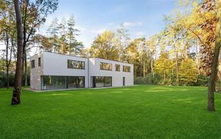 <p><span>Moderne, luxe villa te Kapellenbos, met o.a. een open en lichte leefruimte, 4 ruime slaapkamers, 2 badkamers en een dubbele inpandige garage, rustig in het groen gelegen nabij het centrum van Heide-Kalmthout op een perceel van ca. 2.825 m².<br /><br />Indeling en beschrijving: <br /><br />Gelijkvloers:<br />Inkomhal met ingemaakte vestiaire kasten en gastentoilet met lavabo. Ruime woonkamer (65m²) met grote raampartijen rondom uitkijkend over de tuin en een gashaard, open verbinding naar de moderne keuken met eiland en voorzien van alle hedendaagse inbouwapparatuur en een groot schuifraam naar het terras.  <br />Naast de keuken bevindt zich een praktische berging (7m²). Grote inpandige garage voor 2 wagens met automatische poort die toegankelijk is via de inkomhal en de berging naast de keuken, in de garage is ook de aparte technische ruimte ondergebracht met zonneboiler en alle nutsvoorzieningen. </span></p><p><span>De gehele verdieping is op een tegelvloer voorzien vloerverwarming.</span></p><p><span><br />Verdieping:<br />Via de brede trap in de inkomhal komen we op de royale overloop die ook wordt gebruikt als open bureelruimte voorzien van ingemaakte bureau’s onder het brede raam. De masterunit bestaat uit een slaapkamer (25 m²), dressing (9m²) en een luxueuze badkamer (17 m²) voorzien van een dubbele lavabo, toilet, ligbad en regendouche.<br />Daarnaast zijn er nog drie grote slaapkamers (elk 25m²)  en een tweede badkamer (14 m²) uitgerust met dubbele lavabo, toilet, ligbad en inloopdouche. Aparte wasplaats.</span></p><p><span>De gehele verdieping, met uitzondering van de badkamers, is op parket.</span></p><p><span> </span></p><p><span>Bijzonderheden:</span></p><p><span>-Moderne recent gebouwde villa, energiezuinig en uitgerust met alle hedendaagse luxe en techniek. </span></p><p><span>-Mooi en rustig gelegen in een residentiële en groene omgeving nabij het dorpscentrum van Heide – Kalmthout.</span></p><p><span>-Voorzien van Niko Home Controle systeem</span></p><p><span>-De villa wordt momenteel verhuurd.</span></p><p><span> </span></p><p><span> </span></p><p><span> </span></p><p><span> </span></p>