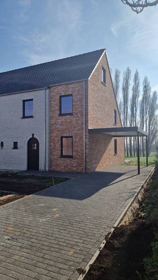 In de Jozef Verduynstraat in Ruddervoorde bouwt Danneels ruime energiezuinige gezinswoningen in stijlvolle architectuur. De woningen zijn ideaal gelegen; in een verkeersluwe straat in het centrum, dicht bij alle voorzieningen.<br /><br />Op het lot 1 bouwen we een fraaie halfopen bebouwing in hedendaags landelijke stijl.  Met o.m. een open ingedeelde woonkamer, ingerichte eilandkeuken en badkamer, mooie tuin met gezellig terras, 3 mooie slaapkamers, dressingruimte, oprit, carport, … vind je hier alles wat een gezin verlangt.<br /><br />Deze bijna-energieneutrale woning is uitgerust met een geothermische warmtepomp, zonnepanelen en een ventilatiesysteem met warmterecuperatie.<br /><br /><span>Danneels werkt jouw nieuwe woning sleutel-op-de-deur voor je af en jij kiest zelf jouw keuken- en badkamerinrichting en de vloer- en wandtegels bij onze partners. </span><br /><br /><span>De totaalprijs en de oplevertermijn liggen vooraf vast en jouw klantenbegeleider staat voor je klaar.</span><br /> 