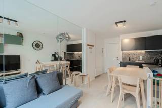 Découvrez cet appartement duplex unique à vendre, situé aux 2ème et 3ème étages de la résidence Chateau Beaulieu dans la Raversijdestraat à Ostende. Cette propriété est idéalement située à quelques pas de la mer, de la plage et des transports en commun. Grâce à son agencement intelligent, cet appartement offre une quantité surprenante d'espace et de flexibilité. Les deux couchages meublés supplémentaires dans le hall offrent également des options supplémentaires.<br /><br />Disposition :<br />* Étage supérieur (3e étage)<br />- espace de vie lumineux<br />- cuisine ouverte équipée d'une cuisinière en céramique et d'un évier<br /><br />* Étage inférieur (2e étage)<br />- chambre 1 (10m²)<br />- hall de nuit meublé de 2 coins de couchage intégrés supplémentaires<br />- salle de bain avec douche, meuble de toilette avec lavabo et toilettes<br /><br />Avantages :<br />- excellent emplacement près de la mer, de la plage et des transports en commun<br />- unique et plus spacieux qu'un studio classique<br />- extrêmement prêt à emménager<br />- parfait comme investissement ou comme résidence secondaire<br /><br />Vous souhaitez plus d'informations ou une visite du site de cet appartement unique à vendre à Ostende ? Contactez-nous pour prendre rendez-vous !<br /><br />Registre des mesures: non