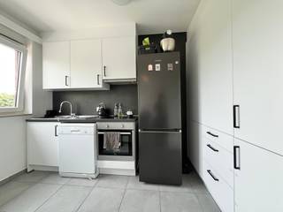 Surf naar www.abricasa.be en plan jouw verkoopafspraak in samen met onze digitale assistente Alice! Ontdek dit gezellig te maken appartement op de bovenste verdieping, waar licht, rust en comfort centraal staan. Dankzij de grote raampartijen baadt de woonkamer in natuurlijk daglicht en geniet je van een aangenaam open gevoel. De leef- en eetruimte vormen samen het hart van het appartement. De keuken bevindt zich naast de woonkamer. Centraal gelegen treft u de betegelde douche kamer, voorzien van lavabo, toilet en plaats voor was/droogkast..Achteraan bevinden zich de 2 slaapkamers. Via de kleine slaapkamer kom je tot de bijzonder troef: een terras over de volledige breedte van het appartement.Extra berging in de kelder. Alles op eigen meter. Zorgeloos parkeren kan je in de achterliggende garagebox: exclusief in de verkoopprijs 19.500 euroEen ideale opportuniteit voor wie op zoek is naar een klein gebouw zonder lift, een lichtrijk appartement met uitzicht op het groen, twee slaapkamers en een gezellig terras. Abricasa – Vastgoed voor generaties: Jouw vastgoedpartnerWil je jouw eigendom verkopen of zoek je een vastgoedmakelaar voor verhuur of beheer?Abricasa biedt persoonlijke begeleiding bij al uw vastgoedvragen, van begin tot eind. Leer ons kennen!