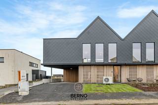 Architecturale parel met tuin en uniek vergezichtU kan deze woning kopen onder 6% BTW!Te Zottegem treffen we deze halfopen bebouwing aan die werd...