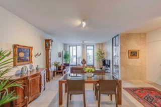 <p><strong>Assistentiewoning op het Eilandje </strong>met Inpandig het GZA zorgcentrum – Nieuwbouwappartement (Bwj. 2016) gelegen aan het Kattendijkdok.</p>
<p><span>Gelegen boven Delhaize supermarkt en KBC Bank </span>aan tramhalte 24 en <span>het </span><span>CADIX ziekenhuis.</span></p>
<p>Het appartement omvat een inkomhal met vestiairekast, een extra ruime berging en een aparte wasplaats. De lichtrijke en stijlvolle living met tegelvloer sluit aan op een aparte, <strong>volledig ingerichte keuken</strong> voorzien van alle toestellen. De ruime slaapkamer beschikt over een <strong>ensuite moderne badkamer </strong>met inloopdouche en toilet.<br /><br />Verder heeft het appartement een zeer <strong>ruim, zuidwestgericht terras met zicht op het water</strong>. Deze instapklare assistentiewoning is <strong>zeer smaakvol en luxueus afgewerkt</strong> en geniet bovendien van <strong>verminderde onroerende voorheffing</strong>.</p>