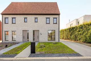 BEN half-open nieuwbouwwoning, zeer rustig gelegen in het centrum van Heist-op-den-Berg! De woning is gelijkvloers ingedeeld als volgt: inkomhal...