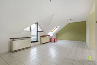 <p><span>Ce spacieux appartement mansardé d'une chambre, doté d'une terrasse orientée sud, est situé dans le centre animé de Machelen, à quelques pas des écoles et des commerces. Dès votre arrivée, vous êtes accueilli dans un vaste hall d'entrée qui donne accès aux différentes pièces de l'appartement. La cuisine est entièrement équipée de toutes les commodités modernes. Le salon lumineux bénéficie de grandes baies vitrées sur la façade, ce qui crée une atmosphère agréable et ouverte, et s'ouvre directement sur le couloir de nuit. Depuis ce couloir, vous accédez à la chambre de 14 m² et à la salle de bains, équipée d'un meuble lavabo, d'une douche à l'italienne et de branchements pour lave-linge et sèche-linge. Il y a également des toilettes séparées. L'appartement dispose également d'une cave privative spacieuse, offrant un espace de rangement supplémentaire. Les charges fixes s'élèvent à €40 , avec une provision de €70 pour la consommation d'eau. Disponible à partir du 01/06/2026.</span></p>