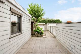 Te koop: woning met garage en uitweg in OostrozebekeIn Oostrozebeke bevindt zich deze op te frissen woning met een praktische indeling, garage en handige uitweg achteraan. Een ideale opportuniteit voor wie een woning volledig naar eigen smaak wil renoveren.Wat maakt dit pand uniek?Via de inkomhal bereikt u de leefruimte met aansluitende eetplaats en de keuken, die volledig naar eigen wens kan worden ingericht. Daarnaast nog een badkamer. Boven vindt u drie slaapkamers. Daarnaast beschikt de woning over een kelder en een ruime zolder, ideaal als extra bergruimte of met potentieel voor verdere inrichting.Een absolute troef is de uitweg achteraan, die rechtstreeks toegang geeft tot de garage en zorgt voor extra parkeergemak.Voor wie is dit ideaal?Ideaal voor mensen die op zoek zijn naar een woning met veel potentieel op een rustige ligging in Oostrozebeke.Te koop via Immo Beguin, jouw vastgoedexpert sinds 2009, met kantoren in Ronse, Waregem, Kortrijk, Deinze, Doornik en Lessines.Meer info of bezoek aanvragen via: luna@immobeguin.be