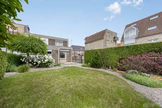 Op zoek naar een woning met karakter én mogelijkheden? Ontdek deze charmante eigendom in de Statiestraat 6 in Zulte. Deze plek ademt nostalgie en biedt verrassend veel ruimte, zowel binnen als buiten.
<h3>Wat maakt deze woning met handelsruimte zo bijzonder?</h3>
Op het gelijkvloers vind je een voormalige kruidenierswinkel, waar de sfeer van vroeger nog tastbaar is. De perfecte locatie voor wie op zoek is naar een <strong>praktijkruimte</strong> als kinesist, podoloog, psycholoog, schoonheidsspecialist of kantoorruimte. De mogelijkheden zijn eindeloos!<br /><br />Daarnaast is er een ruime, <strong>lichtrijke</strong> <strong>leefruimte</strong> met haardvuur, een gezellige <strong>keuken met zicht op de tuin</strong>, een praktische <strong>berging</strong> (die vroeger dienst deed als garage), een <strong>wasplaats</strong> en een <strong>apart toilet</strong>. Handig is ook de <strong>kelder</strong> — deels ingericht als wijnkelder en deels technische ruimte.<br /><br />Op de eerste verdieping bevinden zich <strong>vier slaapkamers</strong>, een <strong>bureau/dressing</strong> en een <strong>badkamer</strong> met bad, lavabo en toilet.<br /><br />Buiten geniet je van een gezellige <strong>tuin met zijdelingse toegang</strong>, een <strong>tuinhuis</strong> dat momenteel ingericht is als extra zithoek (ideaal voor zomeravonden!) en een <strong>garage</strong> die eveneens via de zijkant bereikbaar is.
<h3>En de ligging?</h3>
Deze woning ligt vlak naast de Staatsbaan, op een enorme zichtlocatie — ideaal voor wie wonen en werken wil combineren of extra visibiliteit zoekt voor zijn praktijk of zaak. Bovendien beschik je over vier publieke parkeerplaatsen aan de zijkant, wat het extra handig maakt voor klanten of bezoekers.
<h3>Interesse? Vraag een bezoek aan</h3>
<br />Wil je graag dit pand bezoeken? Vraag een bezoek aan via Sarah: sarah@maesconceptimmo.be.<br />📩 Vragen? Contacteer Sarah via sarah@maesconceptimmo.be of bel 0492 72 50 50.