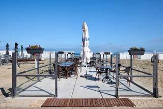 Deze volledig ingerichte horecazaak ( momenteel restaurant) is gelegen aan de zeedijk in De Panne en bestaat uit een restaurantgedeelte, bar, volledig ingerichte keuken, toiletten en een ruime kelder. Mogelijks op te delen in twee handelszaken, gezien er ook een ingang met vitrine is langs de kant Walckierstraat 5. Buiten is er een groot terras! Ideaal voor wie op zoek is naar een investeringsopportuniteit!