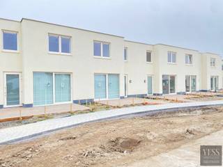 Welkom bij De Strandloper, een stijlvol en energiezuinig project op een toplocatie in Bredene!<br /><br /><span>Indeling van de woning:</span><strong> </strong><br /><strong>- Gelijkvloers:</strong> Tellerkast, ruime berging, lichtrijke en ruime living, terras, open keuken en gastentoilet.<br /><strong>- Op verdiep:</strong> nachthal, 3 slaapkamers, badkamer met lavabo en toilet.<br />Elke woning beschikt over een zuidgericht terras, ideaal om maximaal te genieten van zon en rust.<br />Elke woning beschikt over een parking vooraan het domein.<br /><br />Daarnaast wordt er sterk ingezet op energiezuinigheid en toekomstgericht wonen:<br />- Verwarming en koeling via lucht-lucht warmtepomp<br />- Energie-efficiënte technieken<br />- Fietsenstallingen voorzien op het domein<br /><br />De Strandloper biedt u de perfecte combinatie van rust, comfort en nabijheid van strand en natuur. Hier woont u in een aangename kustgemeente met vlotte bereikbaarheid en alle voorzieningen binnen handbereik.<br /><br /><strong>Bent u op zoek naar een eigentijdse vakantiewoning aan zee met doordachte indeling en zonnig terras?</strong><br />- De Strandloper in Bredene is een unieke kans.<br /><br />Neem vandaag nog contact op of plan een bezoek aan onze bemeubelde modelwoningen op Blekkaertstraat 50, Bredene aan Zee.<br />De Strandloper – Uw droom of investering aan zee - Verkoopkantoor ter plaatse op afspraak: info@yess-vastgoed.be / 050 33 59 03