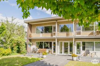 <p><span>Ruim 3-slaapkamerappartement met 2 terrassen, garagebox en EPC-label B in Heide!</span></p><p><span>Dit ruime en goed onderhouden appartement is rustig gelegen in een doodlopende straat, in het centrum van Heide-Kalmthout. Het bevindt zich op de eerste verdieping van een kleinschalig appartementsgebouw en is bereikbaar via een trap.<br />Via de inkomhal met gastentoilet, handenwasser en vestiairekasten komt u in de aangename, lichtrijke leefruimte met parketvloer. Deze is ingedeeld in een gezellige zithoek en een aparte eethoek, met rechtstreekse toegang tot het eerste terras.<br />Aansluitend bevindt zich de aparte, ingerichte keuken op tegelvloer. Deze kan eventueel opengewerkt worden naar de leefruimte.<br />Het appartement beschikt verder over drie ruime slaapkamers met vinylvloer. Twee slaapkamers geven rechtstreeks uit op het tweede terras, waar u geniet van een aangenaam, open zicht op het groen. Dit terras biedt bovendien extra bergruimte.<br />De aparte badkamer is uitgerust met een wastafel, ligbad en aansluiting voor een wasmachine. De verwarming gebeurt via een individuele, condenserende Vaillant ecoTEC pro-cv-ketel op aardgas (2010).<br />Bij het appartement hoort een ruime garagebox met elektriciteit, die verplicht aan te kopen is voor 35.000 euro.</span></p><p><span>Bijzonderheden:<br />- Rustige topligging in het centrum van Heide-Kalmthout, op wandelafstand van openbaar vervoer, winkels, horeca, scholen en andere voorzieningen.<br />- Kleinschalig appartementsgebouw met lage gemeenschappelijke kosten.<br />- Gunstig EPC-label B dankzij verschillende energetische vernieuwingen: vernieuwd dak met 14 cm isolatie (2026), gevelisolatie van 10 cm met crepi-afwerking (2023) en nieuwe ramen (2020).<br />- Twee aangename terrassen met zicht op het groen.<br />- Ruime garagebox met elektriciteit.<br />- De vermelde oppervlakte is indicatief en gebaseerd op het EPC.</span></p><p><span> </span></p>