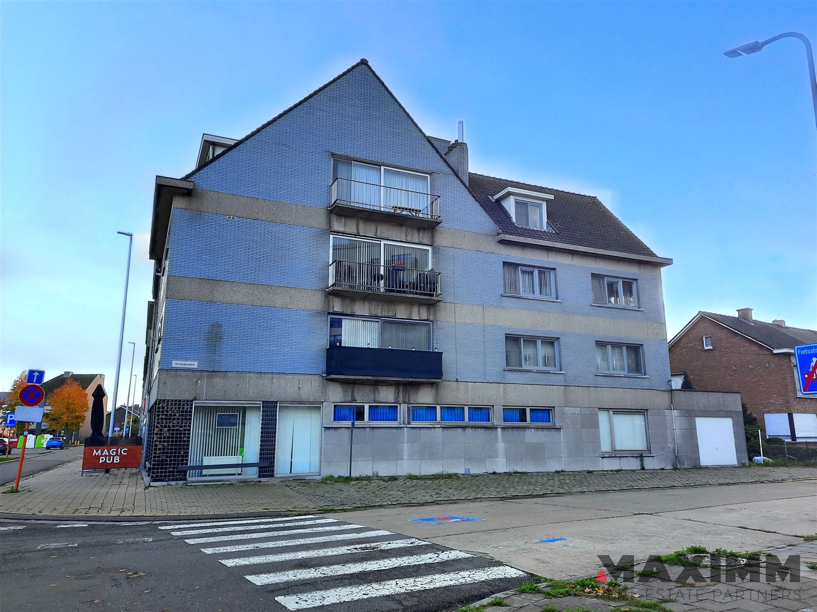 Gelijkvloers hoekpand, volledig onderkelderd op stategische locatie - foto 3