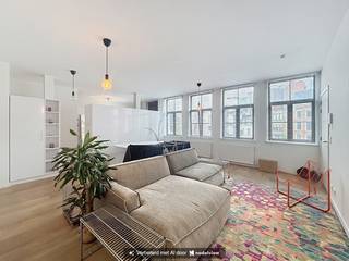 Appartement gelegen op de tweede verdieping op zeer <strong>centrale </strong>ligging in de <strong>Theaterbuurt </strong>op wandelafstand van de gezellige Graanmarkt, winkels, restaurants en openbaar vervoer. <br /><br /><strong>Indeling:</strong><br />Het appartement is gelegen op de eerste verdieping. Inkomhal, ruime woonkamer op parketvoer, volledig ingerichte open keuken voorzien van kookplaat, combi-oven en koelkast met vriesvak. Kastenwand als afscheiding naar slaapkamer, badkamer met douche en lavabo. Apart toilet en berging met voor wasmachine en droogkast.<br /><br /><strong>Bijzonderheden:</strong>
<ul>
	<li>De maandelijkse gemeenschappelijke kosten bedragen €85,- per maand.</li>
	<li>De nutsvoorziening van water, gas en elektriciteit zijn individueel.</li>
	<li>Ondergrondse berging op verdieping -1.</li>
	<li>Ondergrondse fietsenkelder, bereikbaar met fietsenlift. </li>
	<li>Beschikbaar vanaf 1 december.</li>
</ul>