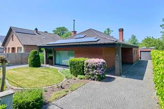 Deze gelijkvloerse gezinswoning is gelegen op een knap perceel van 9,09 are in een bosrijke omgeving. De woning beschikt over 3 slaapkamers. Ruimtes als de leefruimte, keuken en badkamer werden reeds vernieuwd.<br /><br />LIGGING:<br />Zeer rustig gelegen met in de nabije omgeving veel wandel en fietsmogelijkheden (fietsroutenetwerk)<br /><br />INDELING:<br />Gelijkvloerse verdieping:<br />- Inkomhal<br />- Gastentoilet<br />- Ruime leefruimte voorzien van een speksteenkachel<br />- Volledig geïnstalleerde keuken<br />- Badkamer voorzien van een inloopdouche<br />- Slaapkamer 1<br />- Slaapkamer 2<br />- Slaapkamer 3<br /><br />TUIN:<br />- Een tuin met zicht op het groen en voorzien van een vrijstaande garage<br /><br />KELDER:<br />- Volledig voorzien van een kruipkelder<br /><br />EXTRA TROEVEN:<br />+ Uitstekende ligging in het groen<br />+ Steeds goed onderhouden<br />+ Kwalitatieve materialen<br />+ Voorziening zonnepanelen<br />+ Geen renovatieplicht<br /><br />Interesse in deze goed onderhouden gezinswoning? Contacteer ons, en we helpen je dichtblij verder.