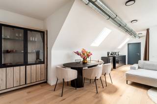 Antwerpen, de bruisende diamant aan de stroom, is een stad doordrenkt van geschiedenis, cultuur en gezelligheid. In de Minderbroedersstraat vloeit...