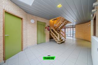 VEELZIJDIG PAND IN HET CENTRUM VAN MEULEBEKE - KANTOOR, CO-WORKING, HANDELSRUIMTE EN WOONMOGELIJKHEDEN <br /><br />Op zoek naar een pand met ruimte voor je onderneming én opbrengstmogelijkheden? Dit veelzijdige gebouw, gelegen op een centrale locatie nabij de Markt van Meulebeke, biedt een uitzonderlijke waaier aan mogelijkheden.<br /><br />Of je nu een kantoor, coworkingruimte, handelszaak, praktijk, opleidingscentrum of een combinatie van werken en wonen voor ogen hebt: dit pand laat zich flexibel invullen volgens uw behoeften.<br /><br />Het gebouw beschikt over ruime en polyvalente ruimtes, verdeeld over verschillende verdiepingen. De grote zalen bieden volop mogelijkheden voor onder meer:<br /><br /><ul><li>kantoren en bedrijfsruimtes<br /><br /></li><li>een coworkingconcept<br /><br /></li><li>vergader- en opleidingsruimtes<br /><br /></li><li>een praktijk of groepspraktijk<br /><br /></li><li>een dans-, yoga- of sportstudio<br /><br /></li><li>workshops, presentaties of groepsactiviteiten<br /><br /></li><li>een handels- of dienstverlenende activiteit<br /><br />Elke verdieping beschikt over eigen sanitair, wat zorgt voor een praktische en zelfstandige indeling.<br /><br />Een bijzondere troef is de mogelijkheid om professioneel gebruik te combineren met woongelegenheden. Denk bijvoorbeeld aan een eigen kantoor met woonmogelijkheid, een combinatie van wonen en ondernemen of een invulling waarbij verschillende functies binnen één gebouw worden samengebracht, steeds afhankelijk van de stedenbouwkundige mogelijkheden en voorschriften.<br /><br />De ligging nabij de Markt van Meulebeke zorgt ervoor dat klanten, medewerkers en bezoekers het pand gemakkelijk kunnen bereiken. Bovendien zijn er ruime parkeermogelijkheden in de onmiddellijke omgeving, een belangrijke troef voor een professionele bestemming.<br /><br />Dit is geen pand met één vastomlijnde bestemming, maar een flexibele ruimte die verschillende toekomstscenario's mogelijk maakt. Ideaal voor een ondernemer die ruimte zoekt, een professional die een eigen praktijk wil uitbouwen, een coworkingconcept wil realiseren of een combinatie van wonen en werken voor ogen heeft.<br /><br />Kom de mogelijkheden zelf ontdekken en laat u verrassen door de ruimte, indeling en veelzijdigheid van dit pand: mail 📧 tielt@immofrancois.be of bel 📞 051 47 48 47 om snel een bezoek in te plannen.</li></ul>
