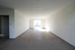 <strong>Energiezuinige nieuwbouwwoning</strong> te huur gelegen langs de <strong>Simonne Brugghestraat </strong>te Roeselare.<br />Deze woning beschikt over alle nodige <strong>hedendaagse comfort</strong> en is bovendien bijzonder <strong>lichtrijk</strong>!<br />Het is dichtbij winkels, scholen en op enkele minuten van de autostrade en invalswegen.<br />De woning is <strong>uiterst energiezuinig </strong>met<strong> EPC A.</strong> <br />Het is aangesloten op het <strong>warmtenet </strong>wat zorgt voor een <strong>laag verbruik. </strong><br /><br />Gelijkvloers bestaande uit inkom, gastentoilet, <strong>leefruimte met open keuken </strong>en zicht op de <strong>zonnige, Zuid gerichte tuin</strong>.<br />De <strong>keuken is volledig geïnstalleerd</strong> met o.a. een vaatwasmachine. Beneden is er ook nog een <strong>berging met wasplaats</strong>. <br />Op het verdiep vinden we <strong>drie ruime slaapkamers</strong>, <strong>badkamer met bad en douche</strong> en een <strong>apart toilet</strong>.<br />Buiten is er een <strong>private parkeerplaats</strong>. <br /><br /><em>Leuke extra! Je kan gebruik maken van een promotie bij Telenet of Proximus omdat het de eerste bewoning is van het pand. <br />Bij de leverancier naar keuze krijg je 6 maanden gratis internet/TV/telefonie.</em><br /><br /><strong>Huurprijs € 1.050 per maand.<br />De woning is beschikbaar vanaf december.</strong>