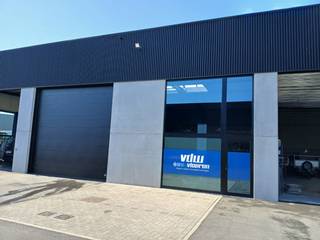 KMO Unit / loods te huur in Meulebeke op 213m².<br /><br />Deze recente loods komt te huur. Deze heeft 2 autostaanplaatsen voor de loods. Een eigen sanitaire voorziening, aangesloten op de regenwaterput van 5000 liter.<br /><br />3x400v +N<br /><br />Poort 4,62 hoogte op 4,99 breedte.<br /><br />Bij deze huur komen er geen syndickosten bij, wel zijn er grondlasten te betalen (dit jaar 725,81 euro).<br />​<br />800 euro +21% btw maandelijks te betalen.