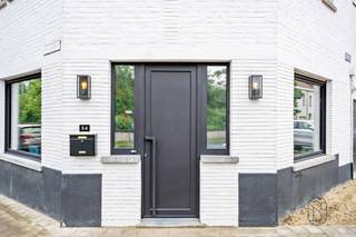 Instapklare woning met 3 slaapkamers, garage, zonnige tuin en een gezellig dakterras. <br /><br />Deze volledig gerenoveerde woning combineert ruimte, comfort en energiezuinig wonen. Met een lichtrijke leefruimte, open keuken, inpandige garage, zuidgerichte tuin en dakterras is dit de ideale gezinswoning.<br /><br />Indeling: inkomhal met gastentoilet, ruime woonkamer met open ingerichte keuken, berging met keldertoegang en inpandige garage. Op de eerste verdieping bevinden zich 2 slaapkamers en een royale badkamer met bad, douche, dubbele lavabo en toilet. De zolderverdieping werd volledig ingericht als derde slaapkamer met aansluitend een extra ruimte die kan dienen als dressing, bureau of vierde slaapkamer.<br /><br />Troeven: volledig gerenoveerd in 2020, zuidgerichte tuin en dakterras, 3 à 4 slaapkamers, inpandige garage + parkeerplaats voor de woning, nieuwe HR-gasketel, energiezuinig door PVC-ramen met HR-glas, aanwezigheid van zonnepanelen en een hoogrendementsketel. <br /><br />Een instapklare woning waar ruimte, comfort en energiezuinigheid hand in hand gaan. <br /><br />Interesse? feline@immobeguin.be