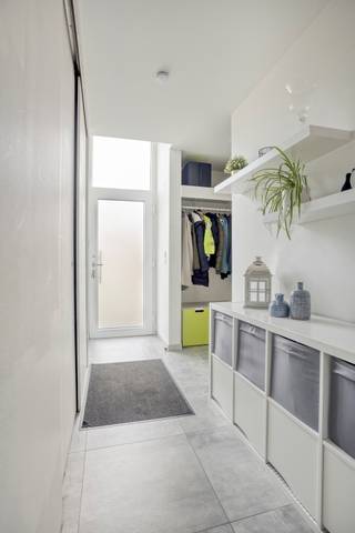 Welkom in Kessel-Lo! In de begeerde deelgemeente van Leuven, kan je deze ruime gezinswoning terugvinden. De ideale ligging uit zich in de nabijheid van de Abdij van Vlierbeek, oprit autosnelweg en alle voorzieningen binnen handbereik. Ook centrum Leuven is makkelijk per fiets of openbaar vervoer bereikbaar <br /><br />Je komt binnen via de inkomhal met gastentoilet, die toegang biedt tot de royale leefruimte met voldoende ruimte om zowel een zithoek als eetplaats in te richten. Aansluitend vind je de open geïnstalleerde keuken met praktische berging en zicht op de tuin. Via de vaste trap bereik je de eerste verdieping. Deze is verdeeld over 3 volwaardige slaapkamers en de badkamer. De zolderverdieping is volledig afgewerkt als master bedroom. Een extra troef is de onderhoudsvriendelijke tuin met handig tuinhuis.<br /><br />De woning is beschikbaar uiterlijk 6 maanden na het verlijden van de notariële akte.<br />Benieuwd? Boek snel je bezoek ter plaatse via ellen@sophimo.be of via 0498/59 84 11!