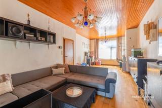 Plan uw bezoek in via de website makelaarshuys.be -> te koop<br /><br />Deze ruime woning is gelegen in een rustige straat in Sint-Amandsberg, op een perceel van 194 m², en beschikt over een bewoonbare oppervlakte van maar liefst 183 m².<br /><br />Bij het binnenkomen betreedt u de inkomhal, die toegang biedt tot de ruime en lichtrijke leefruimte. Aansluitend bevindt zich de open keuken met zicht op de tuin. Daarnaast is er een praktische wasruimte voorzien.<br /><br />Op de eerste verdieping bevinden zich twee slaapkamers en een ruime badkamer, uitgerust met een douche, ligbad, dubbele wastafel en toilet. De tweede verdieping biedt nog twee volwaardige slaapkamers.<br /><br />Verder beschikt de woning over een kelder en een zeer aangename, zonnige en oostgerichte tuin.<br /><br />De woning geniet van een uitstekende ligging in een rustige buurt, met supermarkten, het sport- en recreatiegebied Rozebroeken, parken en andere voorzieningen in de nabije omgeving.<br /><br />De woning is momenteel verhuurd en zal vrij zijn bij akte.