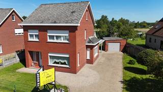 <p>Charmante open bebouwing op toplocatie aan de rand van Veerle centrum</p>
<p>Op een perceel van 668 m² bevindt zich deze zeer goed onderhouden open bebouwing, ideaal gelegen aan de rand van het centrum van Veerle. Hier geniet u van een rustige woonomgeving met scholen op wandelafstand en winkels vlakbij.</p>
<p>Bij het betreden van de woning komt u binnen in een verzorgde inkomhal die toegang geeft tot de lichtrijke leefruimte. Dankzij de grote raampartijen geniet de woning van een aangename natuurlijke lichtinval. Verder beschikt de woning over drie volwaardige slaapkamers en een functionele indeling met tal van mogelijkheden.</p>
<p>Een extra troef is de vaste trap naar de zolder, die potentieel biedt voor extra opslagruimte of verdere inrichting. Buiten geniet u van een mooie tuin met een prachtig uitzicht op de achterliggende velden – de ideale plek om in alle rust te ontspannen.</p>
<p>De garage met automatische poort zorgt voor extra comfort en praktische bergruimte.</p>
<p>Ook energetisch biedt deze woning interessante mogelijkheden: met enkele beperkte aanpassingen kan het EPC-label eenvoudig verbeterd worden naar een gunstig D-label.</p>
<p>Bent u op zoek naar een instapklare, verzorgde woning met ruimte, licht en een uitstekende ligging? Dan is deze open bebouwing zeker een bezoek waard.</p>
<p></p>