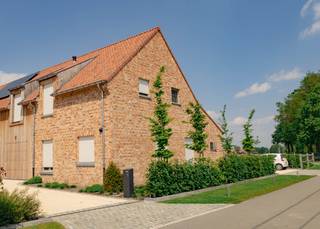 <p>Prachtige halfopen woning met 3 slaapkamers te huur in Peer:</p><ul><li><strong>Indeling gelijkvloers</strong>: inkomhal, woonkamer, eetkamer, keuken, toilet, kelder, berging en garage</li><li><strong>Indeling eerste verdiep</strong>: nachthal, bureel, badkamer en 3 slaapkamers</li><li>Topligging nabij fiets- en wandelroutes</li><li>Zeer energiezuinig EPC: A</li><li>Vloerverwarming</li><li>Ventilatiesysteem</li><li>Zonnepanelen</li><li>Luxe afwerking</li><li>Mogelijkheid om een laadpaal te installeren in de garage</li><li>Beschikbaar vanaf 15/07/2026</li><li>75€/maand: onderhoudskosten voor de tuin</li></ul>