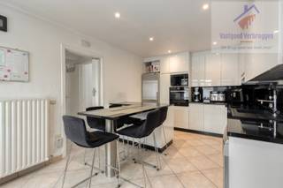 Deze ruime halfopen bebouwing met recente loods (250 m²) in Erembodegem (zijstraat Brusselbaan) is een echte buitenkans voor grote gezinnen of een ondernemer die werken en wonen wil combineren en dit met een vlotte verbinding naar Aalst en Brussel<br /><br />De woning, gebouwd in 1964, werd gedeeltelijk gerenoveerd (ramen werden grotendeels vernieuwd, nieuwe keuken, ...) en beschikt over een bruikbare oppervlakte van maar liefst 286 m².<br /><br />Op het gelijkvloers is er naast een eerste garage een ruime lichtrijke woonkamer en eetkamer, een vernieuwde moderne keuken voorzien van alle toestellen en die uitgeeft op een ruim overdekt terras, een eerste badkamer, twee afzonderlijke toiletten, een eerste slaapkamer, een wasplaats en een tweede garage/berging.<br /><br />Op de eerste verdieping zijn 3 bijzonder ruime slaapkamers aanwezig en een tweede badkamer en toilet.<br /><br />. Met 4 volwaardige slaapkamers en 2 badkamers is comfort gegarandeerd. Daarnaast zijn er een praktische wasplaats en een inpandige garage aanwezig.<br /><br />Achteraan het perceel bevindt zich een magazijn van 250 m² (bouwjaar 2017), toegankelijk via een sectionaalpoort met een hoogte van 3,1 meter. Perfect voor zelfstandigen, opslag, atelier of combinatie wonen/werken.<br /><br />Het geheel is gelegen op een perceel van 11a 73ca (1.173 m²).<br /><br />Deze richtprijs is de prijs voor het geheel. Alle biedingen worden overgemaakt aan de eigenaar die er vrij over beslist.