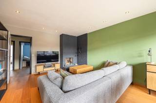 <h2>Appartement op de eerste verdieping – inclusief garage met oprit</h2>
<p><span>Nabij het centrum van <strong>Kapellen</strong> en <strong>Hoevenen</strong> bevindt zich dit instapklaar appartement op de eerste verdieping. Een ideaal <strong>startersappartement</strong> of <strong>rendabele investering</strong> dankzij de sterke ligging, conforme staat en inbegrepen garage.</span></p>
<div></div>
<h2>Indeling</h2>
<h3><strong>Inkom & leefruimte</strong></h3>
<ul>
<li>
<p><span>Inkomhal met ingemaakte kasten</span></p>
</li>
<li>
<p><span>Gastentoilet</span></p>
</li>
<li>
<p><span>Ruime woonkamer op <strong>parketvloer</strong> met directe toegang tot het <strong>balkon vooraan</strong></span></p>
</li>
<li>
<p><span>Keuken voorzien van alle toestellen + aansluiting voor wasmachine</span></p>
</li>
</ul>
<h3><strong>Slaapgedeelte & comfort</strong></h3>
<ul>
<li>
<p><span>Twee slaapkamers, waarvan één uitgerust met <strong>airconditioning</strong></span></p>
</li>
<li>
<p><span>Extra ruimte ingericht als <strong>bureau</strong> en <strong>voorraadkast</strong></span></p>
</li>
<li>
<p><span>Badkamer, <strong>gerenoveerd in 2026</strong>, voorzien van lavabo en <strong>inloopdouche</strong></span></p>
</li>
</ul>
<h3><strong>Parkeren</strong></h3>
<ul>
<li>
<p><span><strong>Garage met oprit inbegrepen -</strong> Altijd parkeerplek én extra bergruimte.</span></p>
</li>
</ul>
<div></div>
<h2>Extra informatie</h2>
<ul>
<li>
<p><span><strong>EPC label B – 121 kWh/m² jaar</strong></span></p>
</li>
<li>
<p><span><strong>Elektriciteit conform</strong></span></p>
</li>
<li>
<p><span>Gemeenschappelijke kosten: <strong>± €165/mnd</strong> (driemaandelijkse afrekening) Inclusief spaarfonds, werkkapitaal, blokpolis, onderhoud + elektriciteit GD, privé waterverbruik (tussenmeter)</span></p>
</li>
<li>
<p><span>Individuele nutsvoorzieningen</span></p>
</li>
<li>
<p><span>Verkoop onder <strong>registratiestelsel</strong></span></p>
</li>
</ul>
<div></div>
<h2>Bezoek ter plaatse</h2>
<p><span>Contacteer <strong>Vastgoed03</strong> via <strong><span>03 568 03 03</span></strong> of <strong>info@vastgoed03.be</strong> voor meer informatie of een bezoek.</span></p>