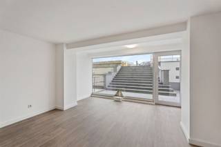 Kwalitatief  en modern afgewerkte handelsruimte met verschillende doeleinden op een toplocatie op de Zeedijk van Blankenberge.De ligging van dit...