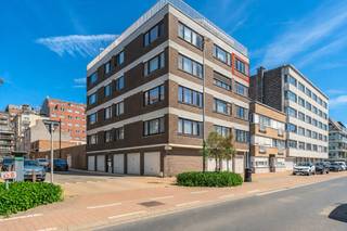 Instapklaar appartement met 1 slaapkamer te koop, zeer centraal gelegen te Middelkerke, Kemmelbergstraat 2, op de vierde verdieping van de residentie Atlantic, op wandelafstand van de Zeedijk, winkels, horeca en het casino.Indeling:- inkomhall- lichtrijke leefruimte- geïnstalleerde keuken voorzien van o.a. kookplaat, dampkap en frigo met diepvriesgedeelte - gerenoveerde badkamer met inloopdouche, badkamer meubel, spiegelkast en handdoek radiator - ruime slaapkamer- privatieve kelderbergingTevens is er een gemeenschappelijke fietsenberging.Troeven:- zeer centrale ligging, vlakbij de zee- instapklaar appartement- privatieve kelderberging- gemeenschappelijke fietsenberging- conforme keuring elektrische installatieBent u op zoek naar vastgoed te koop in Middelkerke en dit dichtbij het centrum? Aarzel dan niet en vraag snel uw bezoek aan!Bestuursmaatregelen in het maatregelenregister: nee