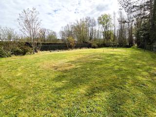 Ruime vrijstaande woning gelegen in de dorpskern van Heist-Goor met bakker, beenhouwer, Delhaize, dokter en schoolvoorzieningen op wandelafstand. Op fietsafstand van Heist centrum.<br />De woning is gelegen op een zonnig zuidgericht perceel van 10a65ca met een achterliggend weiland van 25a85ca. Weiland optioneel bij aan te kopen.<br /><br />Gunstige EPC score D, geen renovatieverplichting, dankzij:<br />- PVC ramen dubbel glas met rolluiken <br />- Centrale verwarming aardgas met vernieuwde brander 2024<br />- Dakisolatie 6cm - kan makkelijk bij geïsoleerd worden als gewenst<br /><br />Elektriciteit conform gekeurd.<br /><br />Het gelijkvloers biedt een inkomhal met gastentoilet. Woonkamer met vernieuwde open keuken voorzien van alle toestellen en comfort waaronder kookplaat, microgolfoven, oven, vaatwasmachine, ijskast, diepvries. Bureauruimte of extra gezellige zithoek of kinderspeelruimte. Ruime badkamer uitgerust met ligbad, douche, 2de toilet en voorzieningen voor wasmachine en droogkast.<br />Het 1ste verdiep geeft uit op een nachthal, 3 ruime slaapkamers en een 4de compacte bureaukamer.<br />Via een valtrap wordt toegang gegeven tot een ruime zolder die nog potentieel heeft tot een extra slaapkamer als gewenst.<br />Berging kelder en kruipkelder aanwezig onder de woning.<br /><br />Deze gezellige woning biedt verrassend veel ruimte, is gelegen op een diep zonnig perceel en is direct instapklaar. De tuin biedt een bijgebouw dat kan dienst doen als carport en buiten berging.<br />Achterliggend ruime diepe tuin met achterliggend weiland waarop verschillende bomen staan ingeplant.<br />Weiland van 25a85ca is niet inbegrepen in de prijs en kan optioneel bij aangekocht worden.<br /><br />Kom deze woning zeker ontdekken en plan uw afspraak via Dupont Vastgoed op 015 15 15 15<br /><br /> 