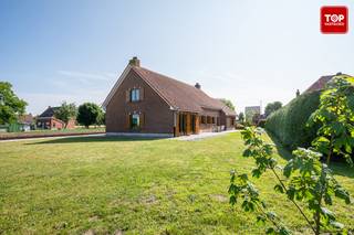 <p>Op een boogscheut van het centrum van Eeklo vinden we deze uiterst kwalitatieve woning terug. Deze kan dienst doen als praktijkruimte en ideaal voor een vrij beroep en of horeca. Er zijn tal van mogelijkheden dankzij de grote bewoonbare oppervlakte alsook de parkeerruimte voor de woonst. <br /><br />De grote grondoppervlakte van maar liefst 1.043m2 en het groen rondom zijn grote troeven bij deze woning. <br /><br />Bij binnenkomst valt onmiddellijk het riante karakter van de woonst op. Er zijn op de gelijkvloerse verdieping een leefruimte, keuken, berging, 2 slaapkamers en badkamer aanwezig. Verder is er een ruime, droge kelder. Op de eerste verdieping vinden we een polyvalente ruimte terug alsook 2 ruime slaapkamers.<br /><br />Vrij bij akte.<br /><br />Contacteer Top Vastgoed voor een bezoek op het nummer 0475 700 700.</p>