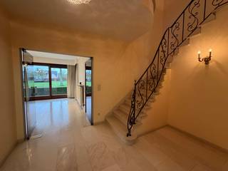 Het gelijkvloers beschikt over een statige inkomhal voorzien van een gastentoilet, een ruime en lichtrijke leefruimte met eet- en zithoek, een...