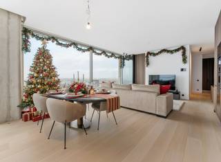 Het Serenity appartement, gelegen op de 22ste verdieping van de Antwerp Tower, biedt een oase van rust met een spectaculair uitzicht over de stad Antwerpen.<br /><br />Dit appartement met een bewoonbare oppervlakte van +-108m² bestaat uit twee stijlvolle slaapkamers, een moderne badkamer met ligbad en een aparte douchekamer.De open keuken is volledig geïnstalleerd en biedt alles wat je nodig hebt om culinair te genieten. Het appartement beschikt ook over een terras, waar je in alle rust kunt relaxen terwijl je het panoramische uitzicht over Antwerpen in je opneemt.<br /><br />Er is bovendien een aparte berging aanwezig, ideaal voor extra opslag. Een parkeerplaats kan apart worden aangekocht (60.000€), wat het wonen in dit exclusieve appartement extra praktisch maakt. Het Serenity appartement combineert luxe, comfort en een perfecte ligging op korte afstand van het Centraal Station, de opera en diverse winkels, en biedt je een thuis waar je kunt ontsnappen aan de drukte van de stad.<br /><br />EPC = E43 - Vg - Wche - Gmo - Gvkr - Gvv