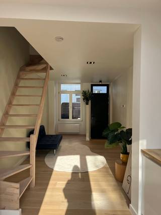 Recent (2025) gerenoveerde woning op top locatie!<br /><br />EPC: A<br />Mobiscore: 9,1/10<br /><br />De weergegeven foto's zijn referentiefoto's, aangezien de woning volop onder renovatie zit (zelfde aannemer: zelfde afwerking + zelfde materialen).<br /><br />Deze woning is gelegen vlakbij park de Vijvers, openbaar vervoer en winkelgelegenheid bevinden zich op wandelafstand en Gent centrum is op slecht 10 minuten fietsen. Vlotte verbinding met het op- en afrittencomplex van de E17. De wekelijkse zondagsmarkt op Ledebergplein is op enkele minuten stappen! <br /><br />Deze gezellig woning met zonnige terras onderging een renovatie in 2024/2025. De indeling is als volgt: Op het gelijkvloers komt u binnen in de inkomhal. Hier bevindt zich tevens ook de volledig ingerichte keuken met kwalitatieve SIEMENS-toestellen (vaatwas, inductievuur, hete-luchtoven, dampkap en spoelbak). Verder bevindt zich de ruime leefruimte met zithoek en eetplaats . Het grote schuifraam en de lichtkoepel zorgen voor veel natuurlijk licht in de leefruimte. <br /><br />Via het schuifraam achteraan heeft u toegang tot het aangename terras. De eerste verdieping beschikt over een ruime slaapkamer en een volledige geïnstalleerde badkamer met douche, dubbel wasmeubel. De zolder verdieping beschikt nogmaals over een ruime slaapkamer. <br /><br />Wegens de uiterst gunstige ligging is de woning ideaal voor ouders met studerende kinderen, co-housers en investeerders. <br /><br />Zeker een bezoekje waard! <br /><br />Meer info en/of een bezoek neem contact op! CONTACT: Laura 0473 41 35 62 of via info@vicusvastgoed.be