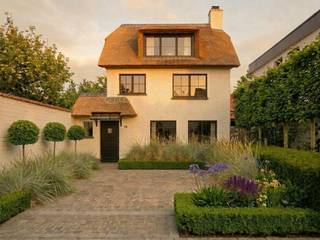 Dit renovatieproject is ideaal gelegen in het hartje van het Oude Knokke, erg idyllisch aan het boogje aan de ingang van het Witte Duivenhof. Deze woning kan gerenoveerd of nieuw gebouwd worden. volgens de vaste bepalingen opgenomen in het RUP KNOKKE - DORPSKERN. Op vandaag is er een vergunde parkeerplaats vooraan de woning. Voor info & bezoek bel 0479636078.