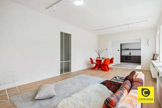 <p><span>Pulhof - kwalitatief gerenoveerd 2 slaapkamer appartement met 2 terrassen!</span><span><br /></span><span>Met veel passie, kennis en kunde werd dit ruim en lichtrijk 2 slaapkamer appartement kwalitatief gerenoveerd.</span><span> U dient enkel te verhuizen, uit te pakken en te genieten! Het appartement ligt op de 2</span><span><sup>e</sup></span><span> verdieping van een kleinschalig en prima onderhouden gebouw in hartje Pulhof, om de hoek van het prachtige Middelheim- en Leeuwerikpark. Dankzij deze gegeerde, centrale ligging zijn parken, scholen, winkels, sportfaciliteiten, openbaar vervoer en invalswegen steeds vlakbij, evenals het bruisende Antwerpse stadsleven. Bent u op zoek naar een modern appartement dat geniet van alle hedendaagse comfort, waar privé- en werkleven hand in hand gaan? Mis deze unieke kans dan zeker niet!</span><span><br /><br /></span><span>Inkomhal, leefruimte, keuken, toilet & berging:</span></p><p><span>U betreedt dit trendy appartement via de inkomhal met veiligheidsdeur, praktische berging en apart gastentoilet met mechanische ventilatie. De omvangrijke leefruimte op volhouten parket (eik) geniet enorm veel natuurlijk licht en leent zich perfect tot elk interieur. De prachtige open keuken is een ware "eye-catcher" die voorziet in kwalitatieve toestellen (inductievuur met recirculatie-dampkap, combi-oven, vaatwasser, koelkast en vriezer). Ook vindt u hier een geïntegreerde waskast terug met de aansluitingen voor de wasmachine. De schitterende design verlichting in héél het appartement is inbegrepen. <br /><br /></span><span>Nachthal, slaapkamers & badkamer:</span><span><br />De mat-witte tussendeur met gietijzeren look verleent toegang tot de nachthal. Beide slaapkamers zijn ruim (ca. 12m²) en liggen eveneens op parket. De rustieke badkamer omvat een weelderige inloop-/regendouche, een notelaren wasmeubel met 2 waskommen en watervalkranen, handdoek-radiator en mechanische ventilatie.<br /><br /></span><span>Terrassen & kelder:</span><span><br />Met 2 charmante terrassen kan u steeds zon en schaduw opzoeken in een rustige, groene omgeving. Ideaal voor uw kopje koffie in de ochtend, een lekker lunch of een sprankelend aperitief na thuiskomst van een drukke dag. Een dubbele kelder van maar liefst 14,5m² is inbegrepen.</span></p><p><span><br /></span><span>Extra troeven:</span></p><p><span>- Mobiscore 9,5/10</span></p><p><span>- 95m² cfr EPC</span></p><p><span>- EPC B</span></p><p><span>- 14cm EPS dakisolatie 2018</span></p><p><span>- Isolatie achtergevel</span></p><p><span>- HR ramen</span></p><p><span>- Individuele HR condensatieketel 2026</span></p><p><span>- Elektriciteit conform</span></p><p><span>- Nieuwe chape en leidingen</span></p><p><span>- Asbestveilig</span></p><p><span>- 1e bewoning na renovatie</span></p><p><span>- Onmiddellijk beschikbaar</span></p><p><span>- Design verlichting inbegrepen</span></p><p><span>- Kelder 14,5m²</span></p><p><span> </span></p>