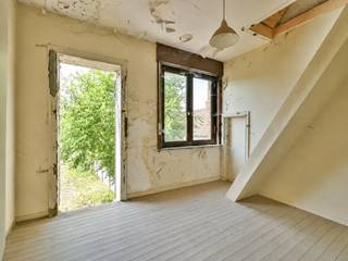 Welkom in de Torhoutsestraat 8 in Ruddervoorde, een woning met heel wat potentieel op een centrale ligging. Op wandelafstand vindt u supermarkten, bakkers, slagers, scholen, openbaar vervoer en tal van andere voorzieningen.<br /><br />De woning werd reeds volledig gestript en is klaar om naar eigen smaak en wensen afgewerkt te worden. Bovendien werd er al een volledig nieuw dak geplaatst, geïsoleerd volgens de huidige normen, wat een belangrijke investering vertegenwoordigt.<br /><br />Momenteel beschikt het gelijkvloers over een voorplaats en een leefruimte. Volgens de reeds uitgewerkte plannen kan de leefruimte worden uitgebreid naar een achterliggende aanbouw, waar de keuken is voorzien. Op de eerste verdieping bevinden zich momenteel twee slaapkamers en een vaste trap naar de zolderverdieping.<br /><br />Er werd reeds een architecturaal ontwerp opgemaakt met een praktische indeling bestaande uit twee slaapkamers en een badkamer op de eerste verdieping, aangevuld met een ruime derde slaapkamer op de zolderverdieping.<br /><br />Een absolute troef van deze eigendom is de diepe, zonnige tuin waar u de hele dag van de zon kunt genieten. Achteraan is er bovendien een uitweg via de Hofstraat, ideaal voor het creëren van een garage of een private parkeerplaats.<br /><br />De vermelde prijs is een richtprijs; elk bod wordt voorgelegd aan de eigenaar, die het recht heeft dit te aanvaarden of te weigeren.<br /><br />Neem voorsprong met een vrijblijvende schatting via:<br />www.residentievastgoed.be/gratisonlineschatten
