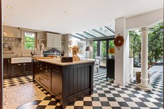 Karaktervolle villa met zwembad en tuinpracht in residentiële omgevingOntdek deze charmante en instapklare open bebouwing op een royaal perceel,...